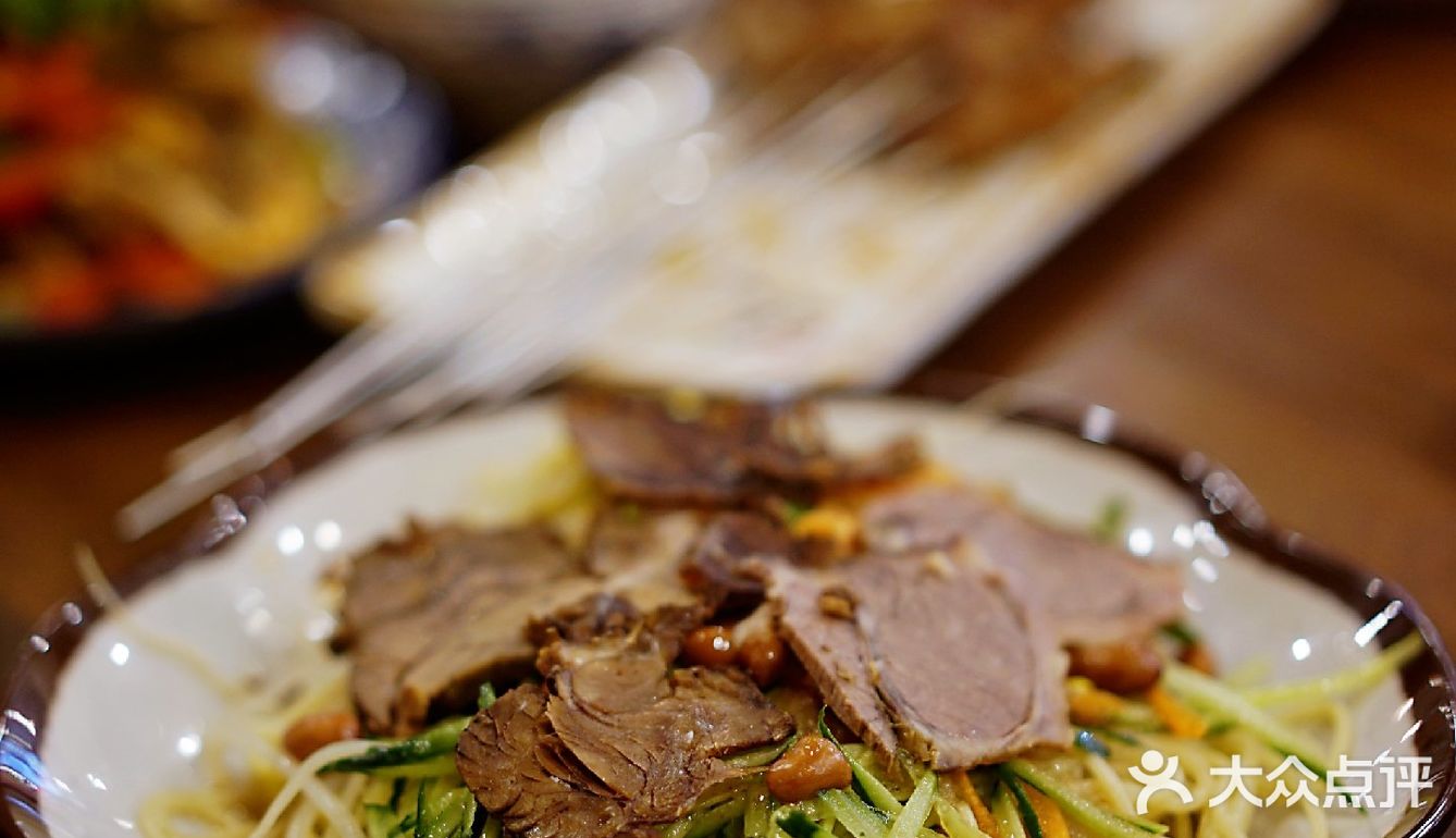 羊肉肥瘦相间，美味无穷，一点儿羊膻味都没有