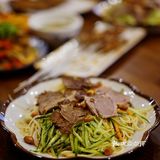 羊肉肥瘦相间，美味无穷，一点儿羊膻味都没有