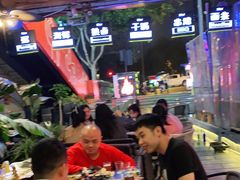 大堂-何师烧烤·香辣蟹·川菜·30年老品牌(太古里旗舰店)