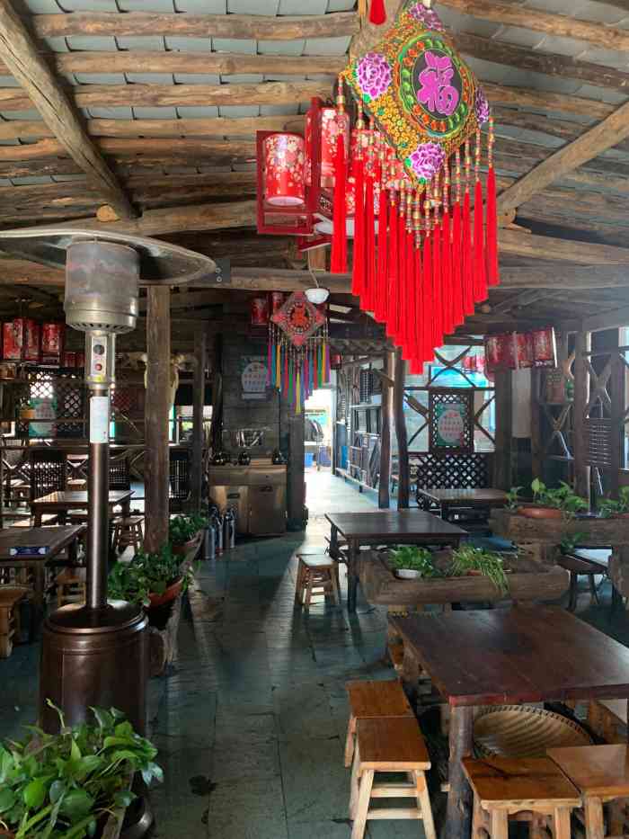 石屏彝家人(玫瑰湾店)-"店面装修设计很有特色,门面很有气势!我们.