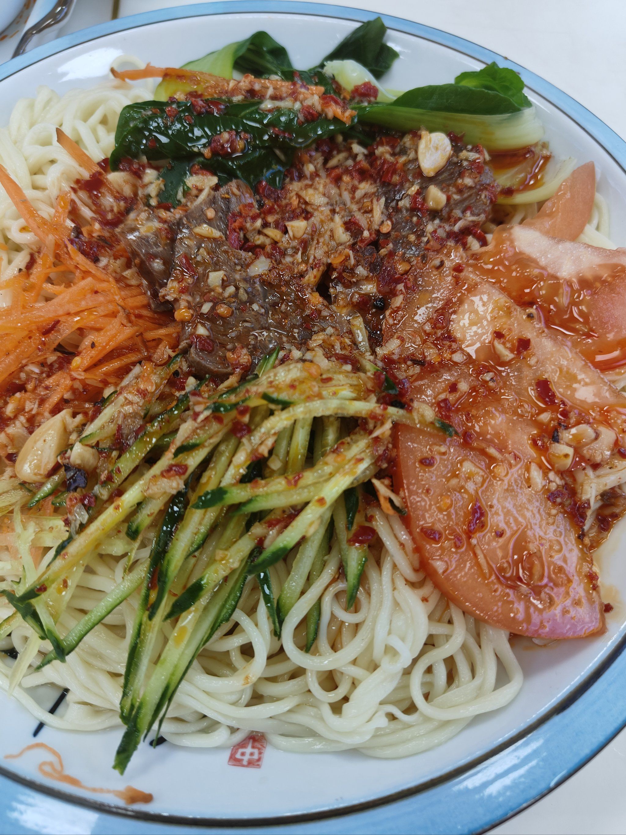 天天领红包哈哈,一碗兰州拉面的牛肉凉面,份量巨多,还有青椒炒肉