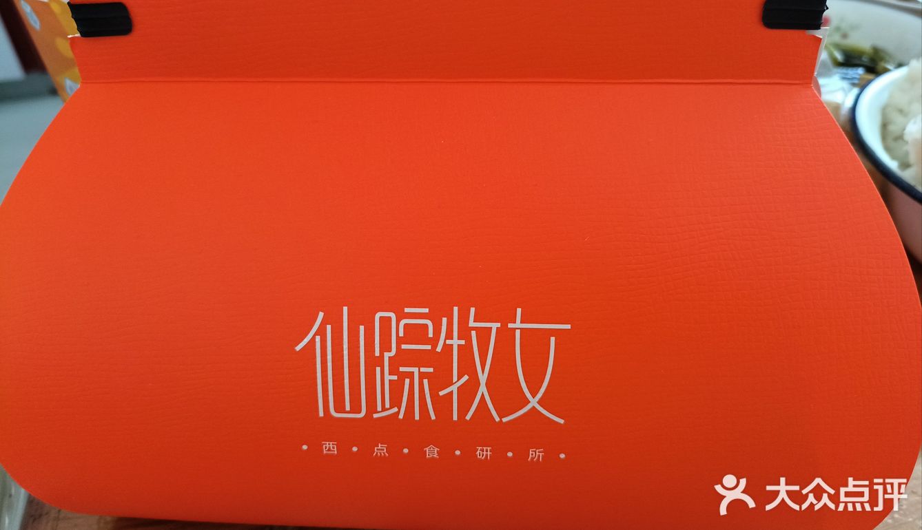 世纪东方广场阿拉菜场通往负一楼的一家店，由于当天工作日