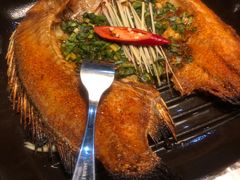 傣族香茅草烤罗非鱼-雀舞云南菜(天津天河城购物中心店)