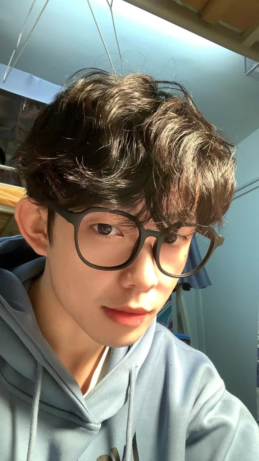 围巾温暖眼镜男