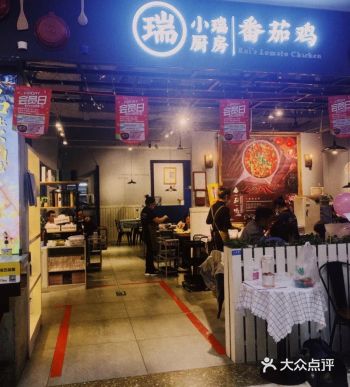 装修风格简约，蓝色背景布局小清新，万科店人不算多