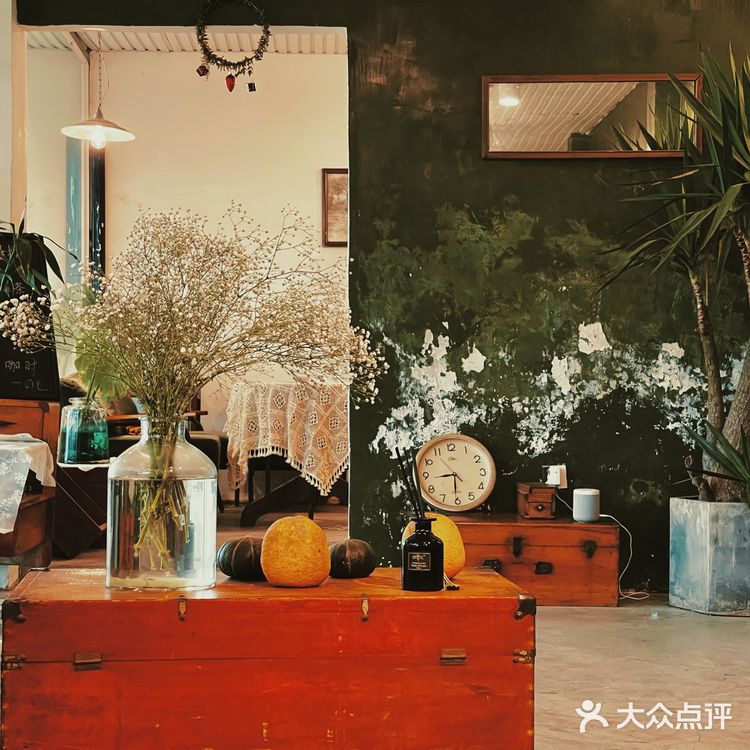 等车途中的乡村风咖啡馆-田也