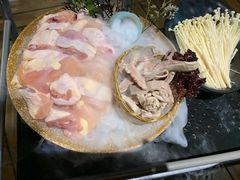 -洪氏嗨捞·广东猪肚鸡·椰子鸡火锅(西咸万象城店)