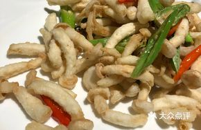 Sautéed White Cloud Mushroom with Hangzhou Pepper