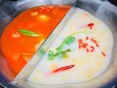 酸菜白肉拼番茄牛膝骨锅底-湊湊火锅·茶憩(南京东路悦荟店)