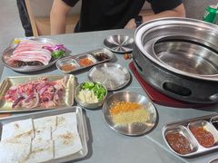 -围炉肉舍•炭烤活鳗•丹东海鲜烤肉(步行街店)