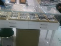 -美式眼镜·授权蔡司.依视路.尼康.豪雅.明月(人民广场店)