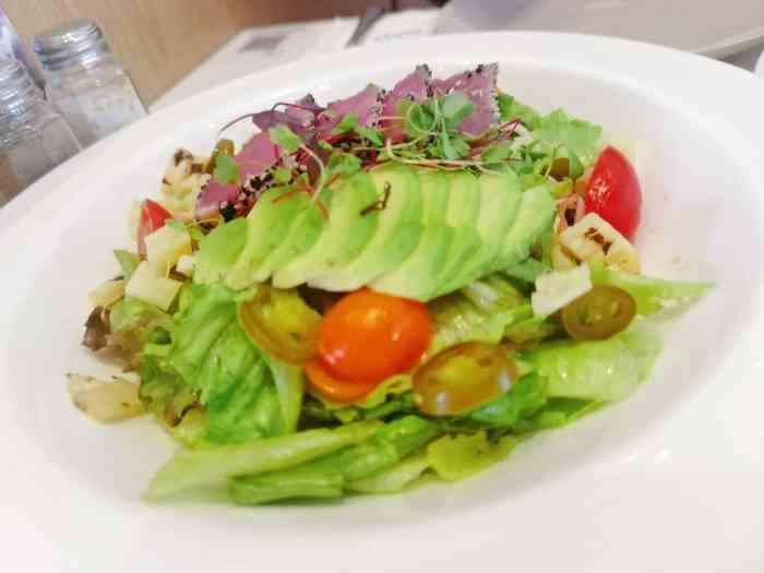 和前同事约了一起轻食,选了位于长泰的新元素～周边环境很不错,午后