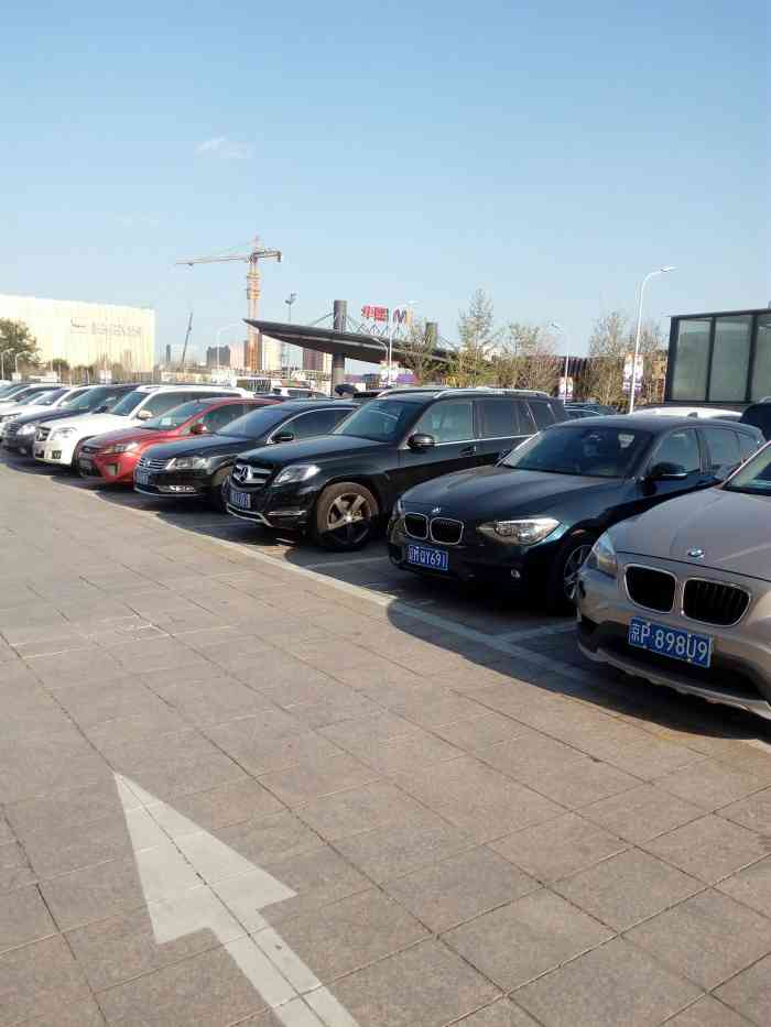 地上地下都有,大家来这无非就是来华熙live或者蓝色港湾的,没有乱停车