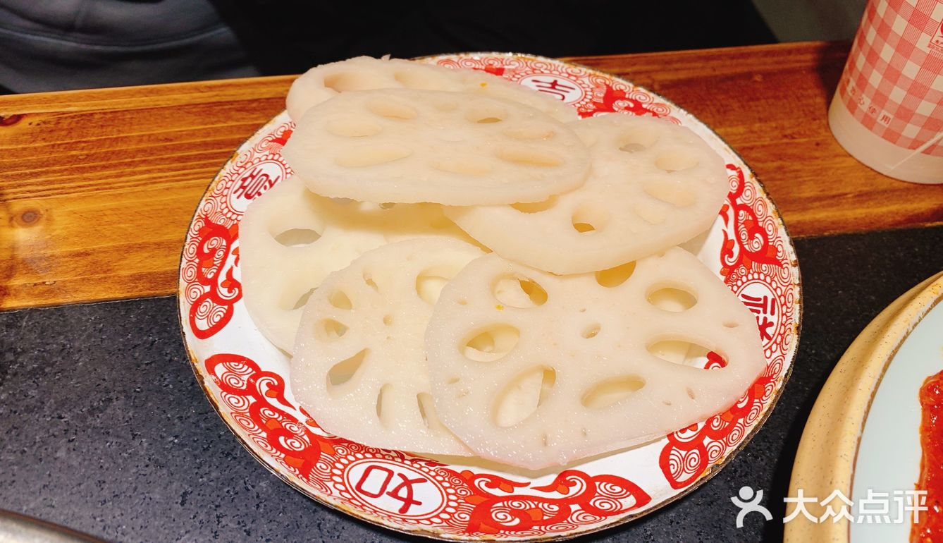 重庆解放碑好吃地道的火锅“虹灶九宫格”老火锅[糖果]