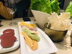 五彩蔬菜面-海上明月海鲜火锅 鲜切牛肉