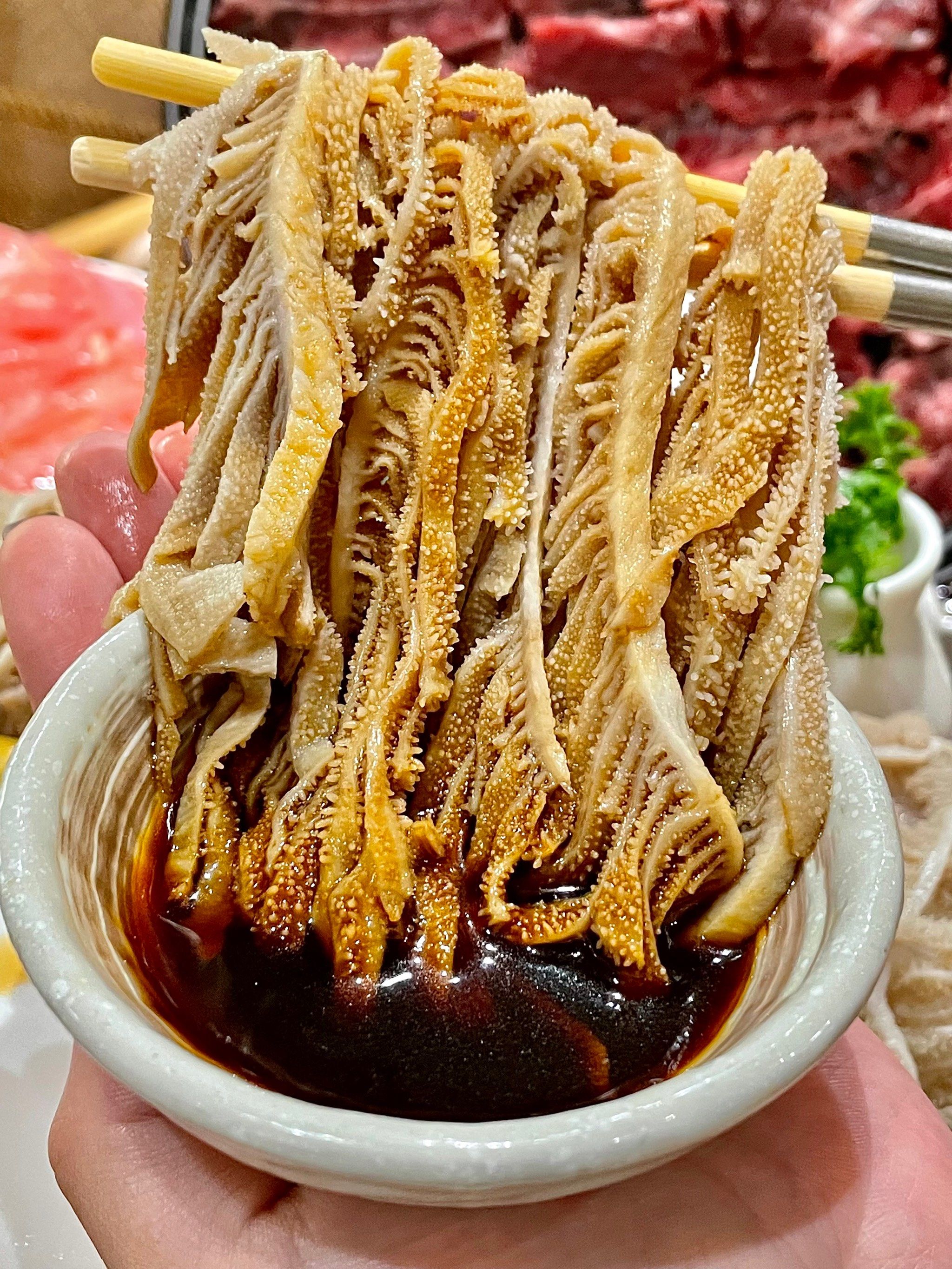 n刺身毛肚好有创意,用的是新西兰谷饲黑牛牛肚,搭配着芥末一起吃,脆