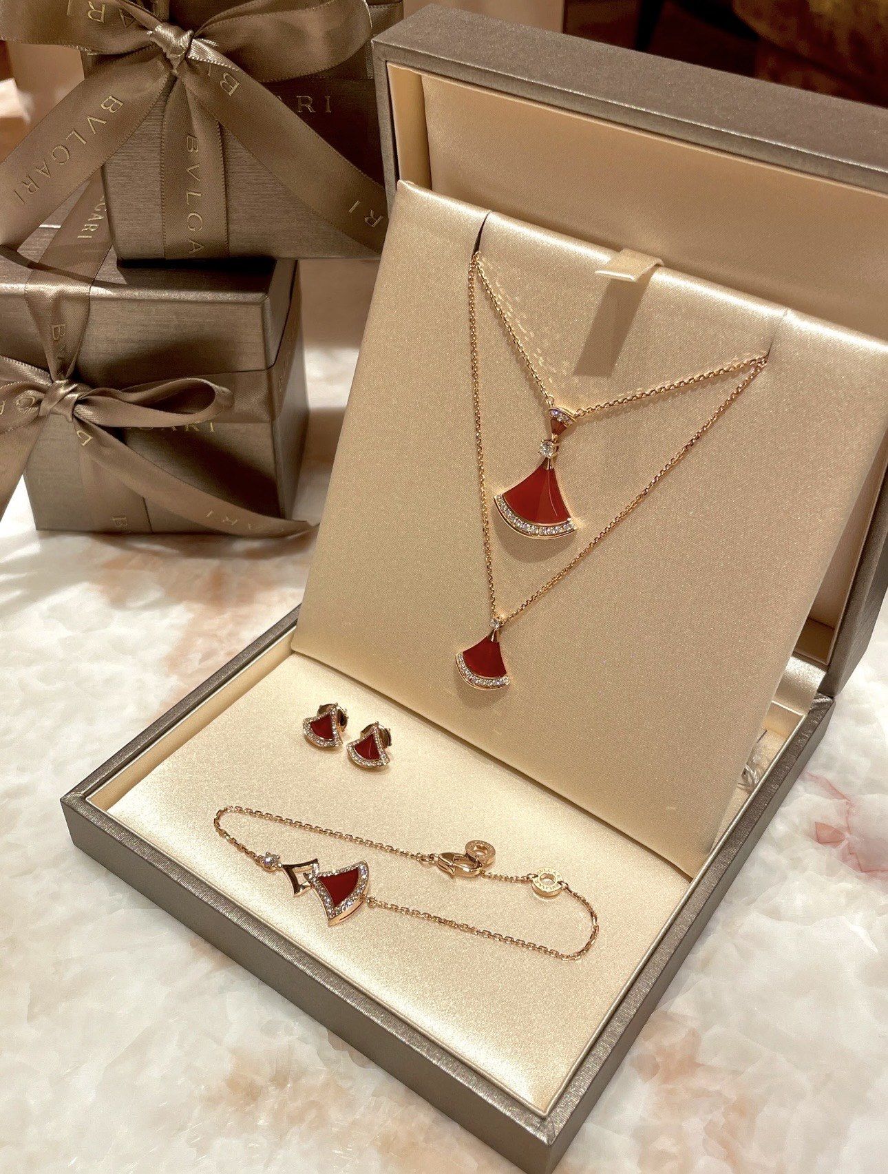 宝格丽新品 把中国红戴在身上