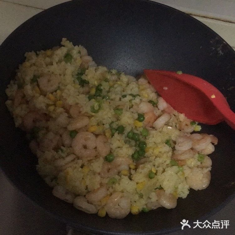 手抓饼：准备培根，生菜，火腿…