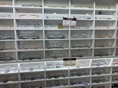 -视野联行眼镜•蔡司•依视路(温江店)