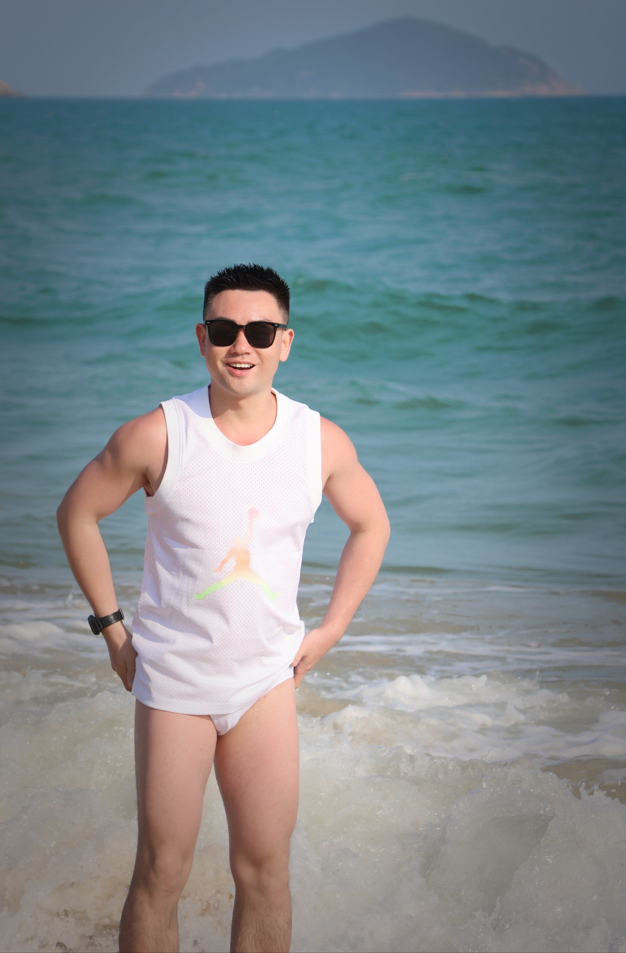 泳装男孩海边玩