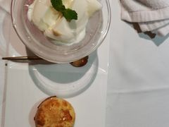 杏仁白玉布丁配蜜汁叉烧酥-广舟(千禧店)