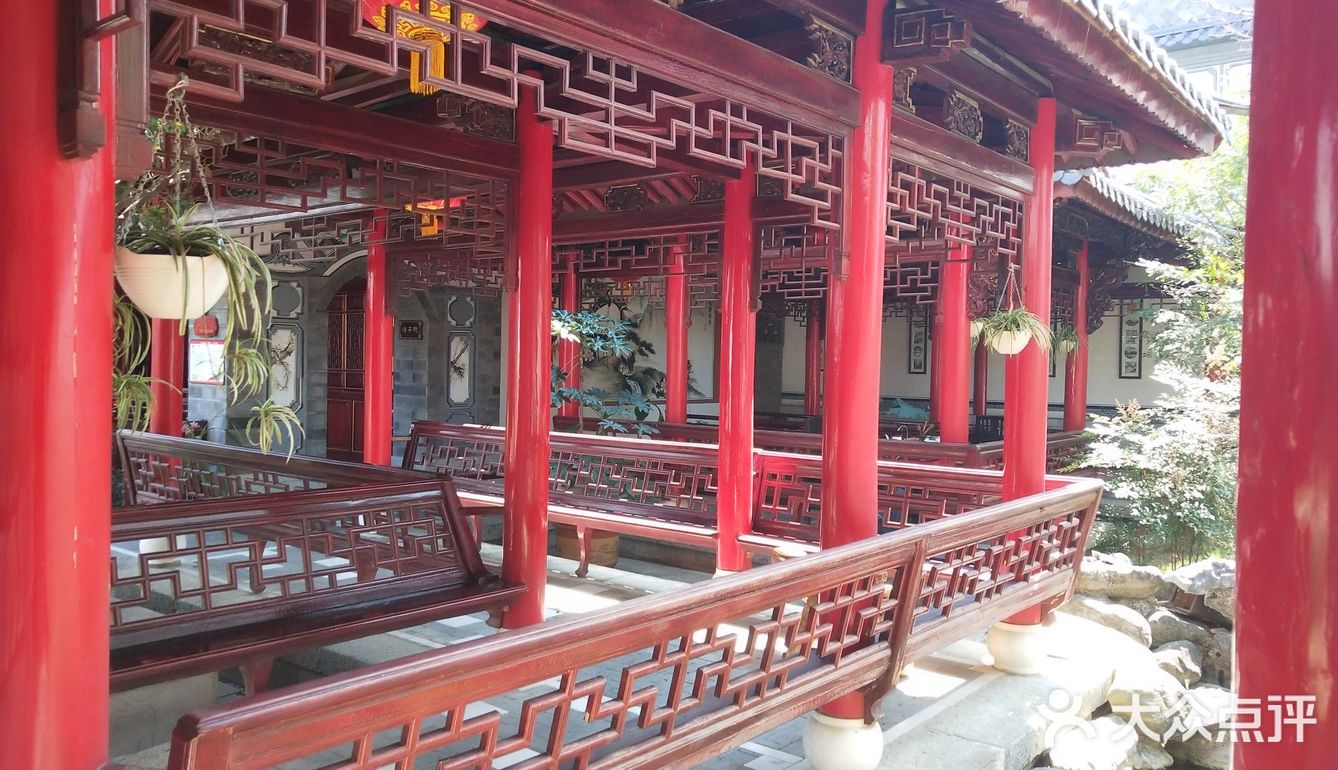 酒店地理位置方便,出门就是洋人街