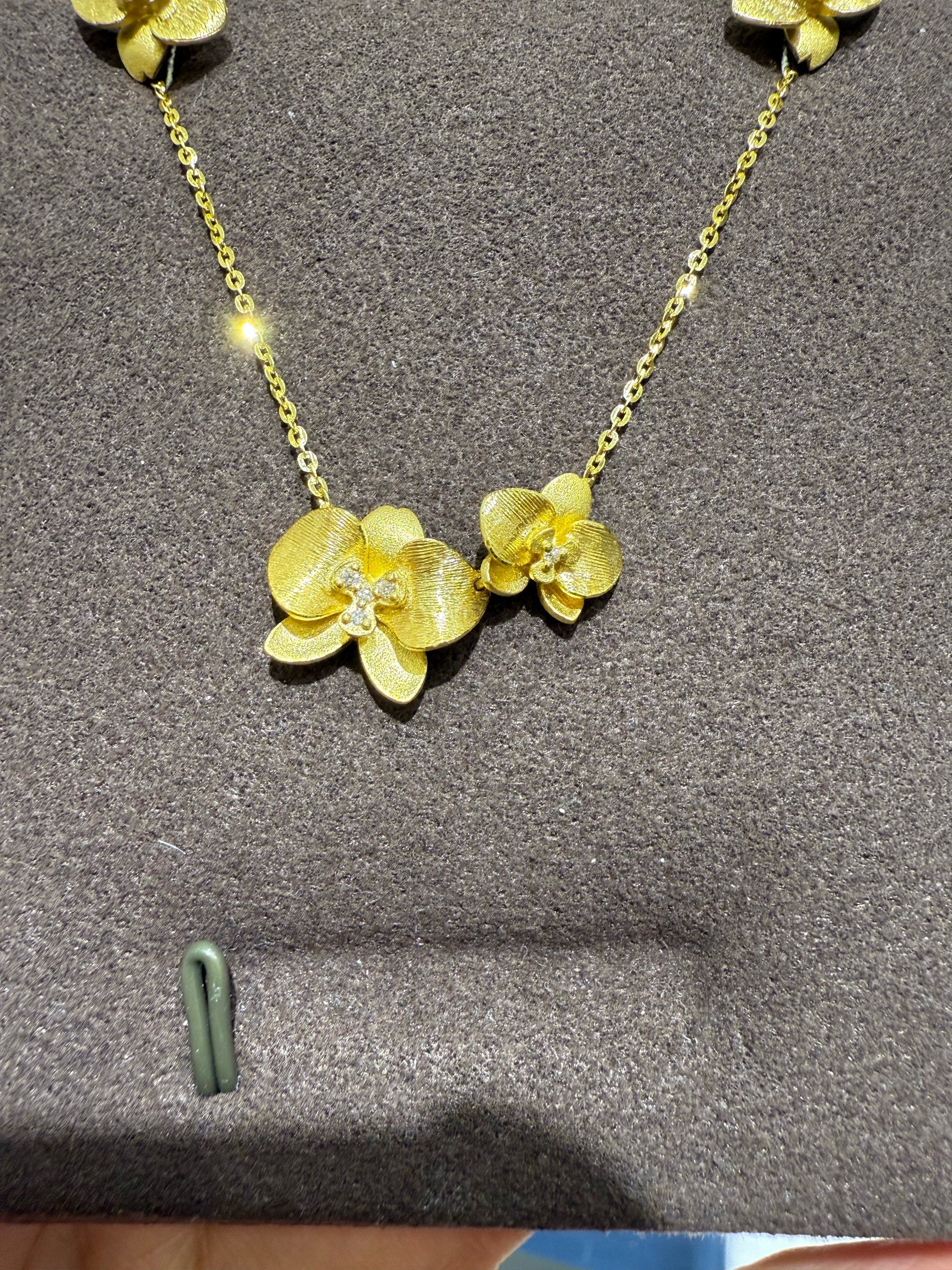 足金项链以蝴蝶兰为设计灵感,结合卓越黄金