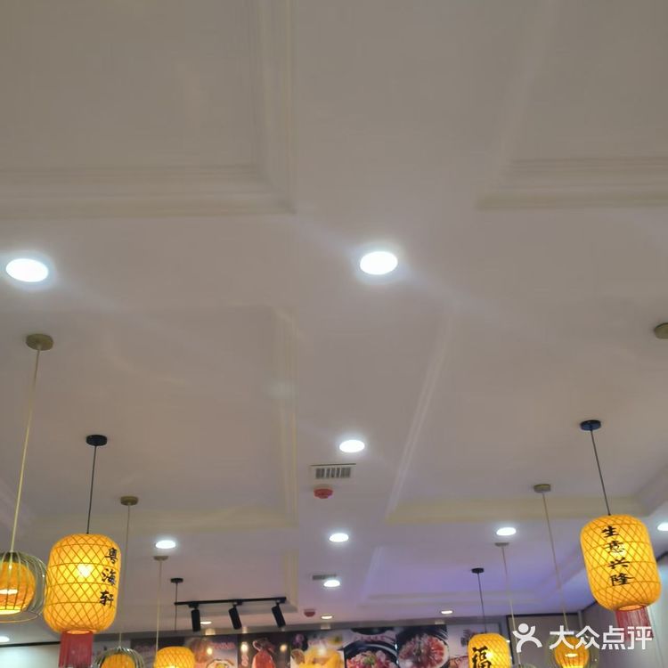 这家店的老板是广东人，听他打电话都是广东的口音