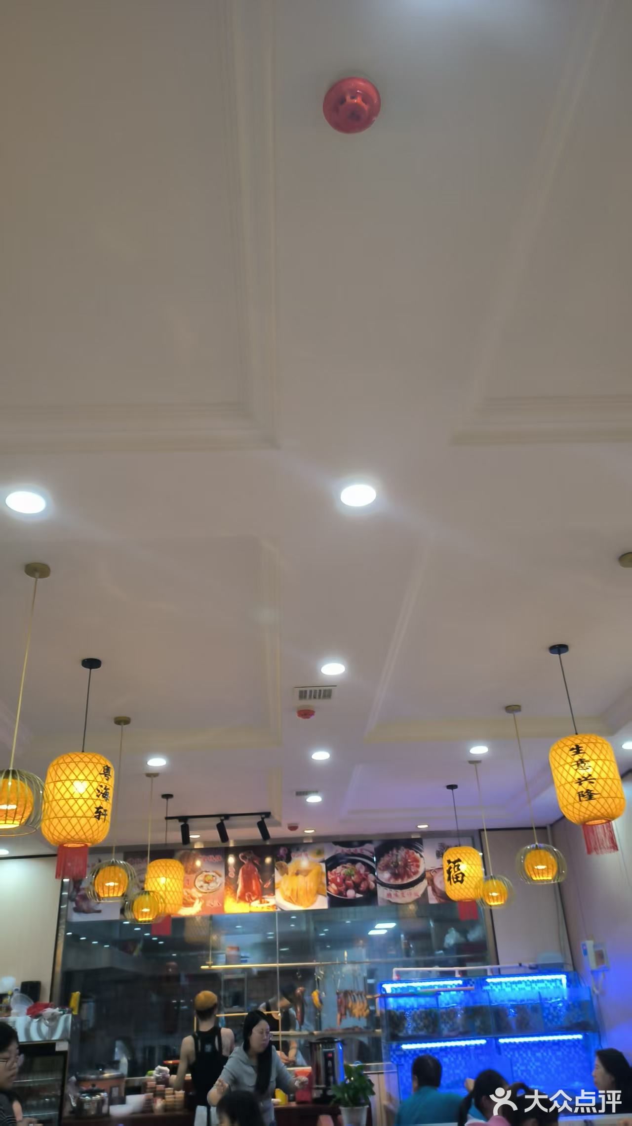 这家店的老板是广东人，听他打电话都是广东的口音