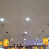 这家店的老板是广东人，听他打电话都是广东的口音