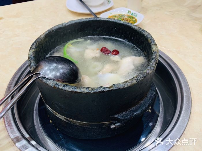 墨脱石锅椰子鸡•糟粕醋•东山羊(大东海店)墨脱石锅椰子鸡图片