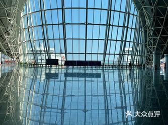 徐闻港设计别致 外像一架飞机 停泊在海面上 