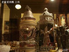 橱窗内的精美摆设-露西亚咖啡西餐厅(哈尔滨俄侨纪念馆店)