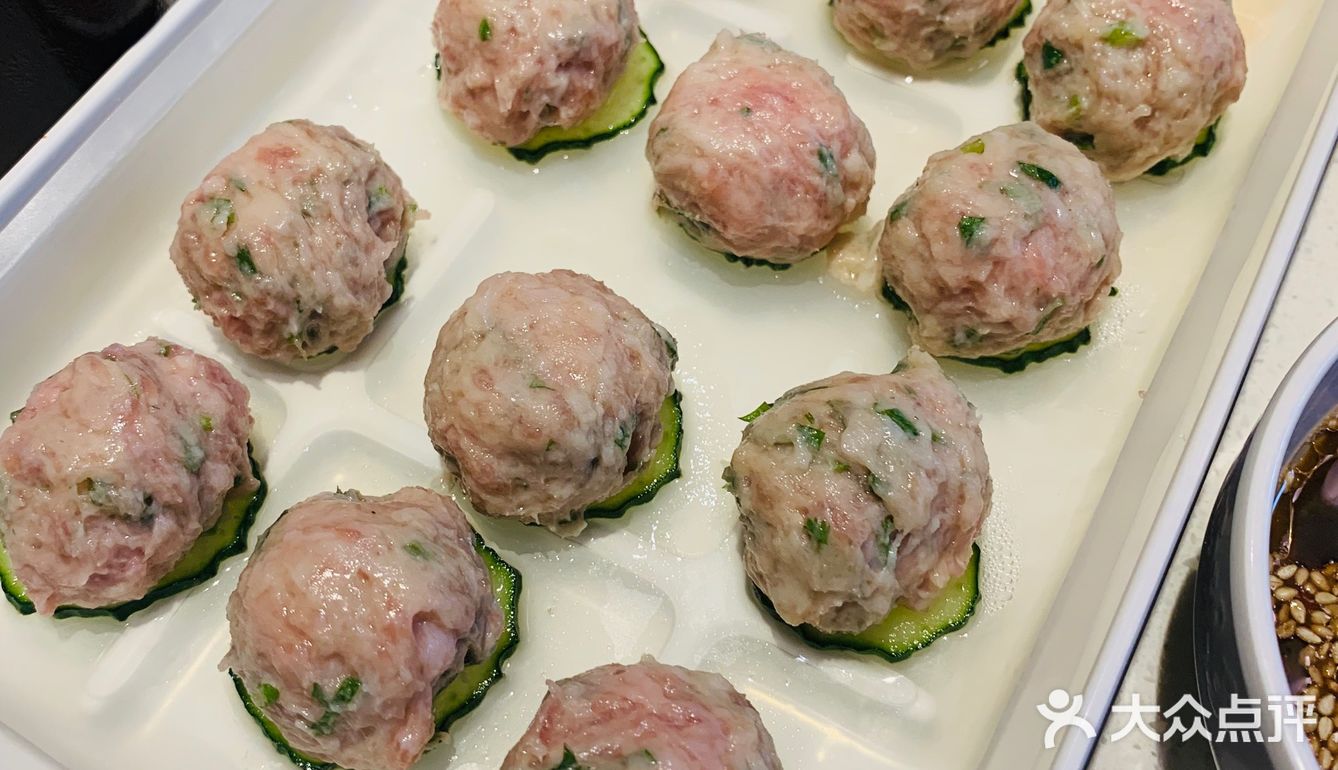 自带一道菜的量。拿个手环明档自选涮品，品种很齐全