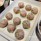 自带一道菜的量。拿个手环明档自选涮品，品种很齐全