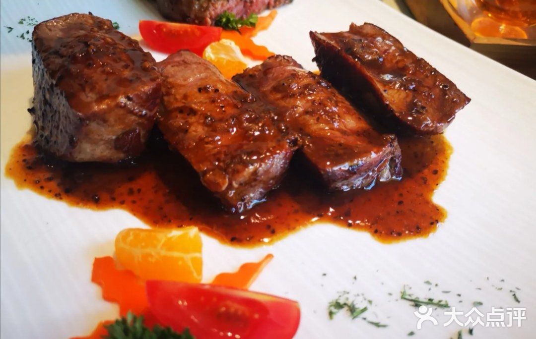 红屋牛排已经是一个老品牌了,之前在青岛有许多家店