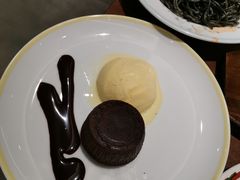 巧克力熔岩蛋糕配香草冰淇淋-萨莉亚意式餐厅(杭州滨江天街店)