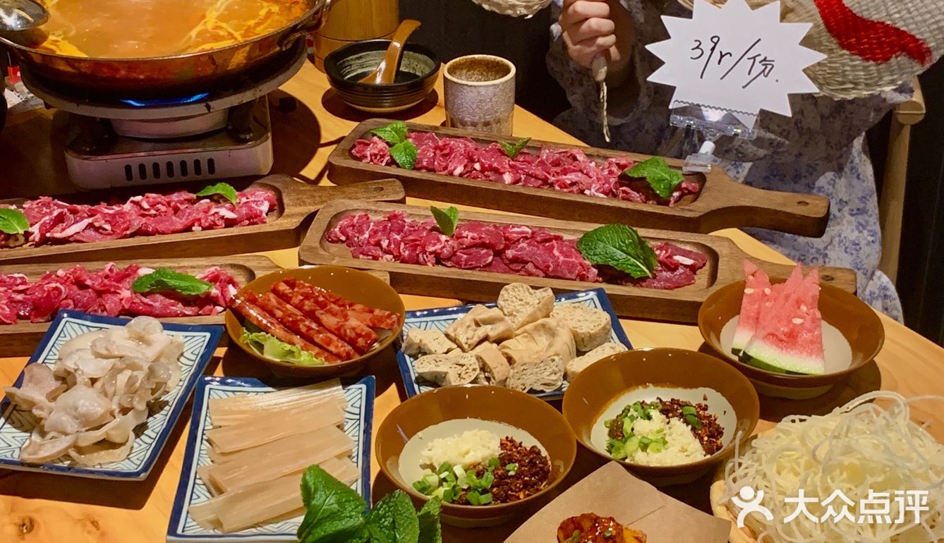 人生建议，都去吃滨江这家新开的贵州酸汤牛肉锅