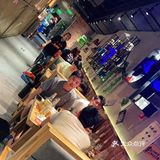 新开了一家东北菜，根男朋友路过，看见门口有很多人在排队