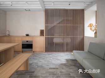 旋转门为室内创建了良好的户外观望视野，而卧室外的木栅