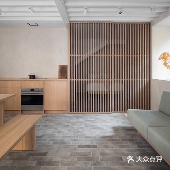 旋转门为室内创建了良好的户外观望视野，而卧室外的木栅