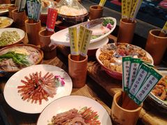 -帅巴人舅母子腊蹄民俗村