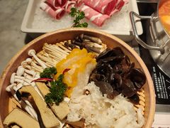 -尚尚仙·酸汤猪手·猪肚鸡火锅(华联万柳购物中心店)