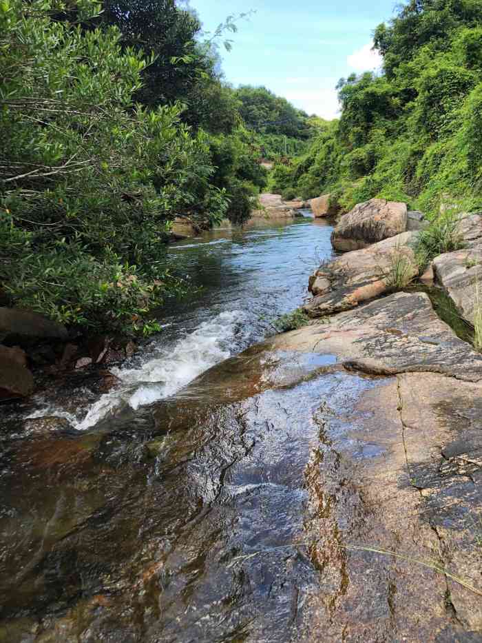 日月湾铜铁岭仙女潭瀑布