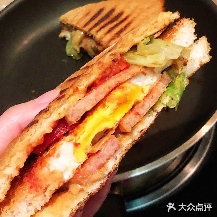 放入挖空的吐司，把鸡蛋打入吐司框里面