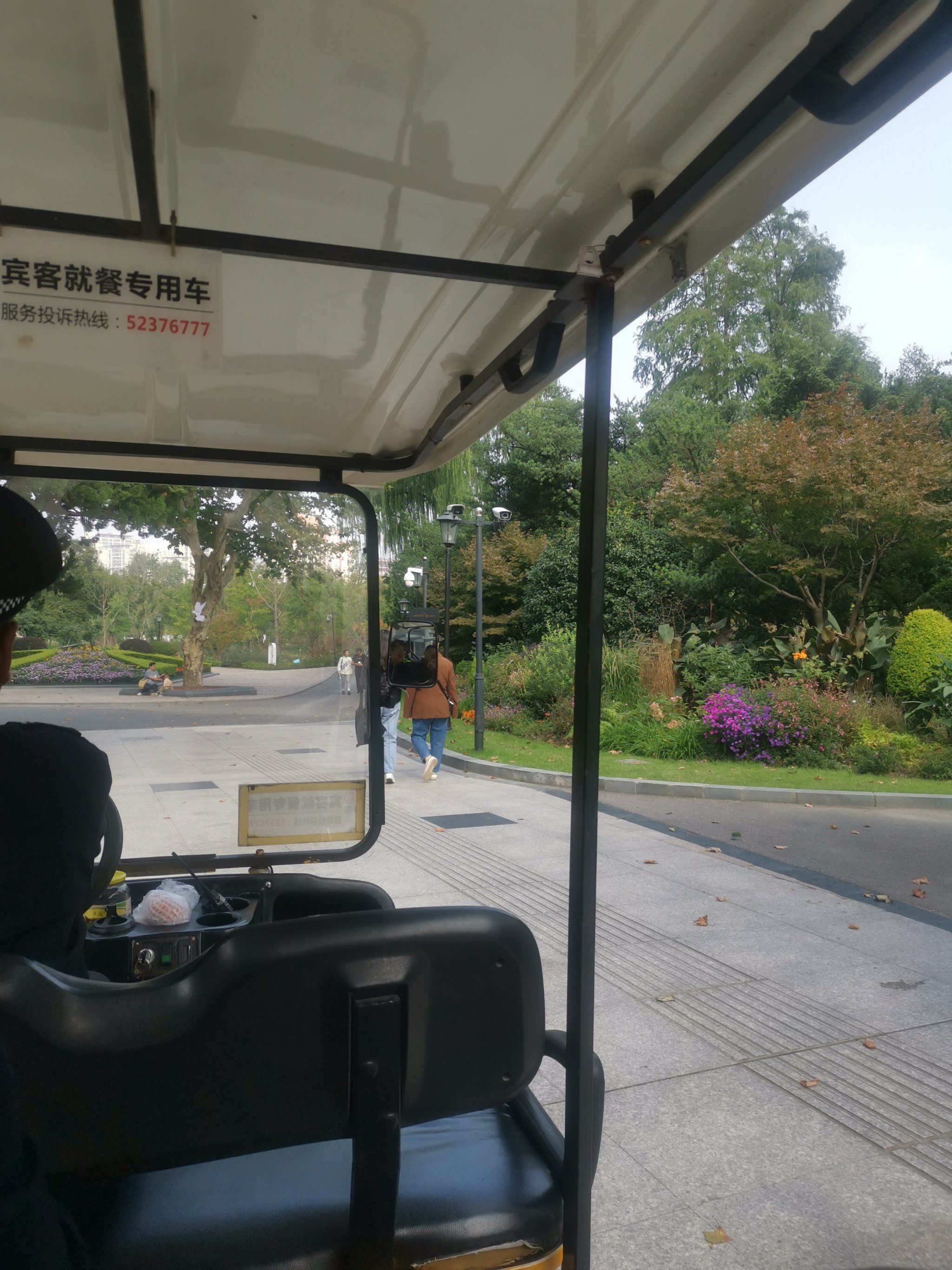 n
环境不错,临窗就是公园景色