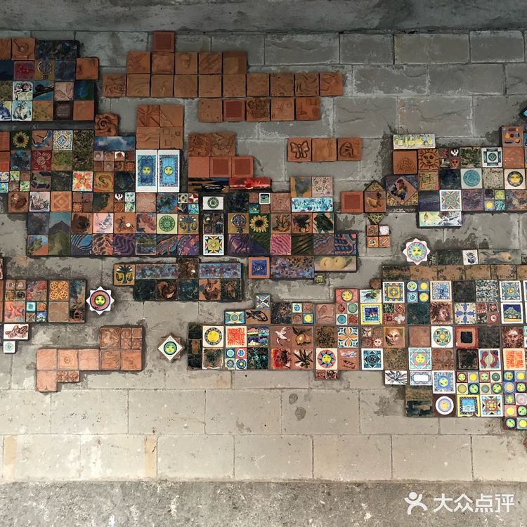 很好看，山上有一个小教堂，到处都能看到海