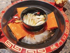 菌汤鸳鸯锅-椒香城门口重庆老火锅(宝安固戍店)