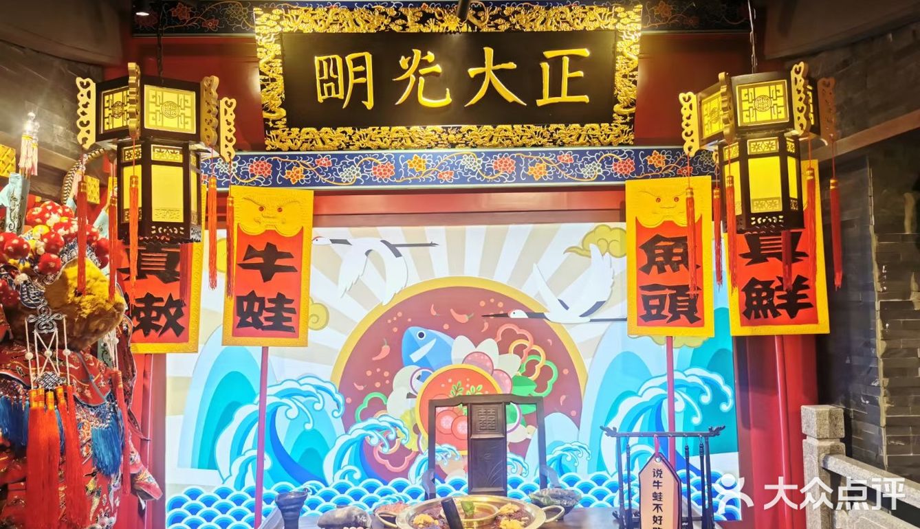 桌与桌之间有一定的空间。菜品