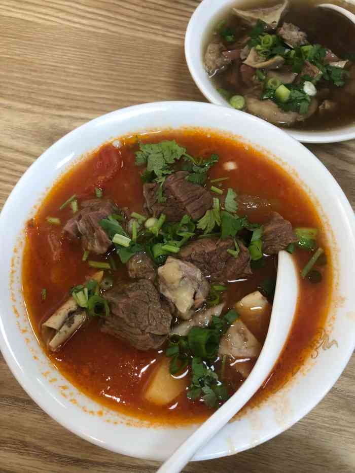 杨家牛一碗-"北三路保工街上,不起眼的一家小店,肚子好.